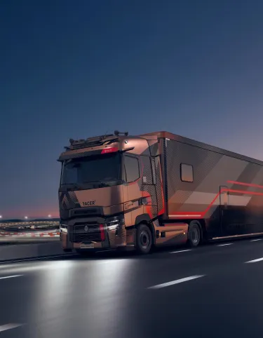 Renault Trucks T-High on the road by night